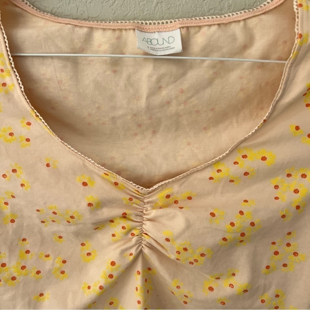 Abound peach colored V neck crop top yellow & orange flower print cap sleeves S. - Picture 6 of 13